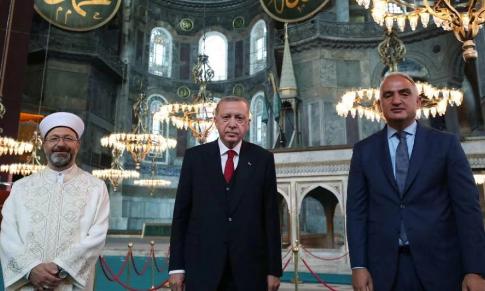 Προκαλεί ο Τούρκος με το σπαθί στην Αγιά Σοφιά: Παράδοση και κατάκτηση